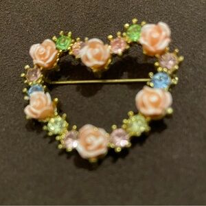 Avon Vintage heart shaped wreath brooch